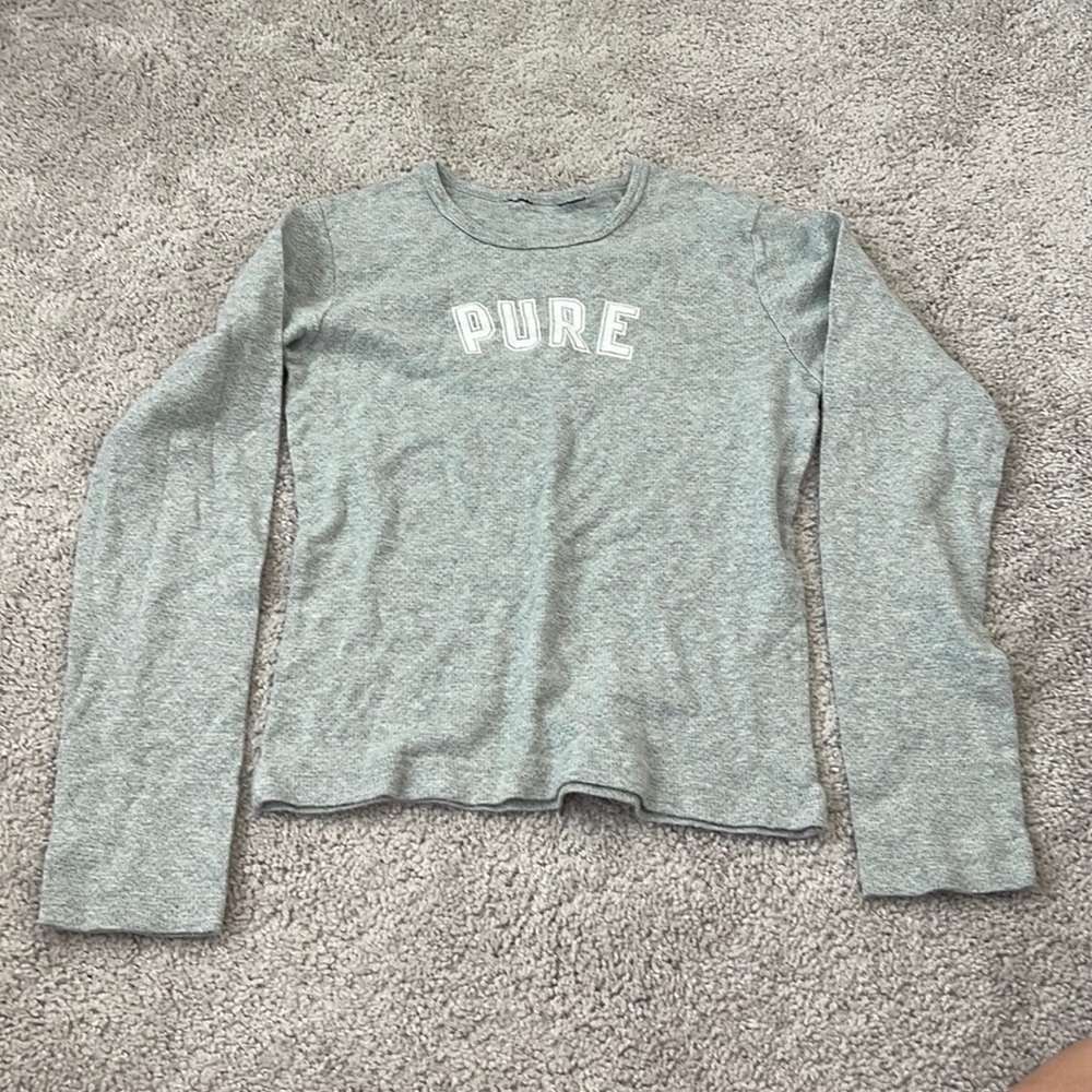gray t shirt